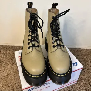 Dr. Martens Women's Quad Max Tan/Green Leather Boots