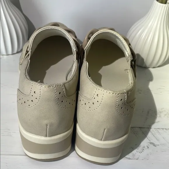 DV by Dolce Vita Women's Cream Loafers