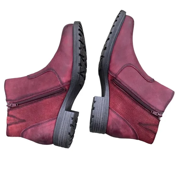 Earth Jordan Wine Color Leather Ankle Booties
