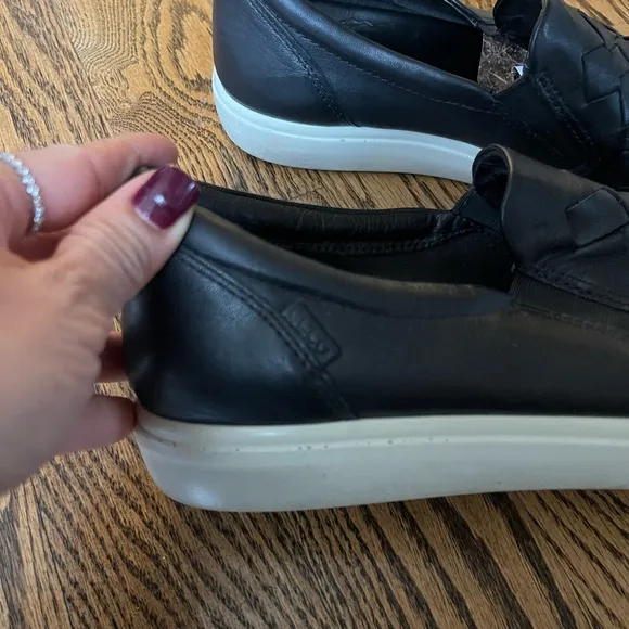 Ecco men’s black leather slip on shoes size 10 good condition.
