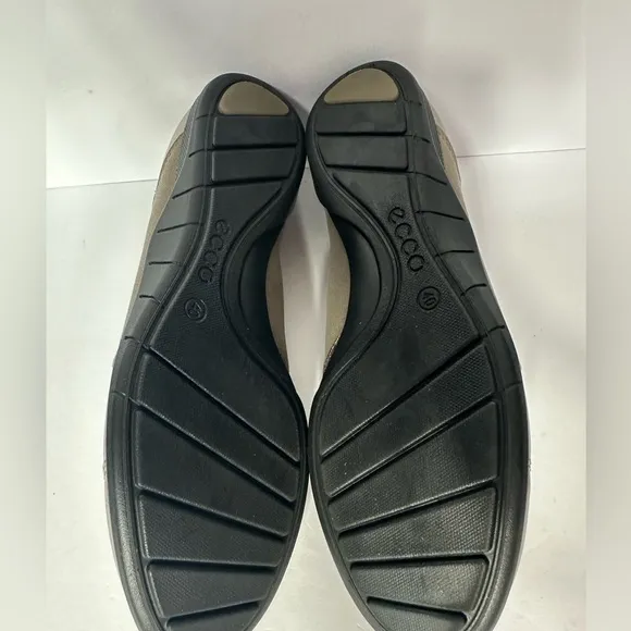 ECCO Women's Metallic Sneakers size 9.5 pre owned Exellent condition.