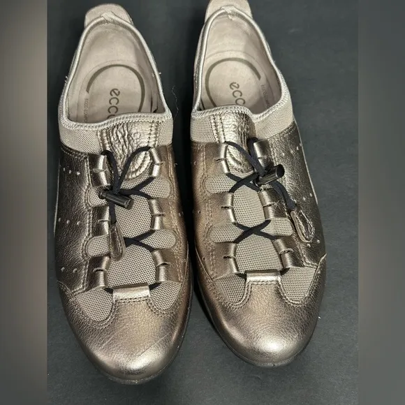 ECCO Women's Metallic Sneakers size 9.5 pre owned Exellent condition.