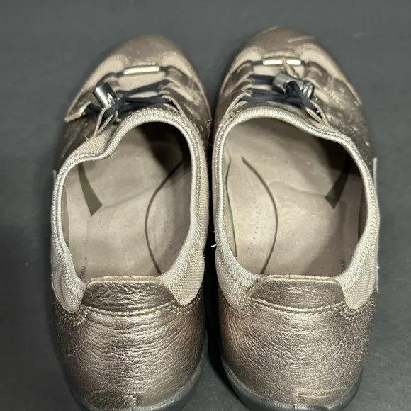 ECCO Women's Metallic Sneakers size 9.5 pre owned Exellent condition.