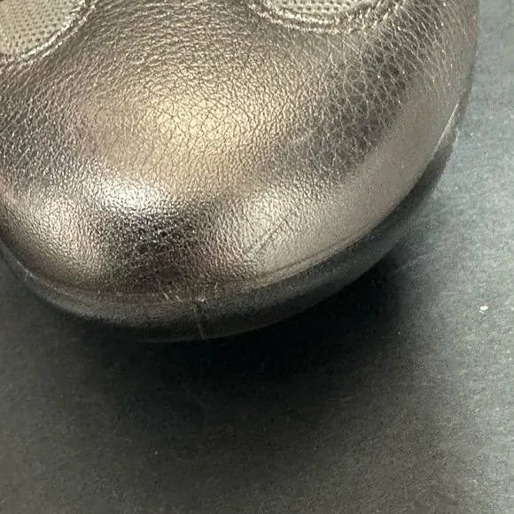 ECCO Women's Metallic Sneakers size 9.5 pre owned Exellent condition.
