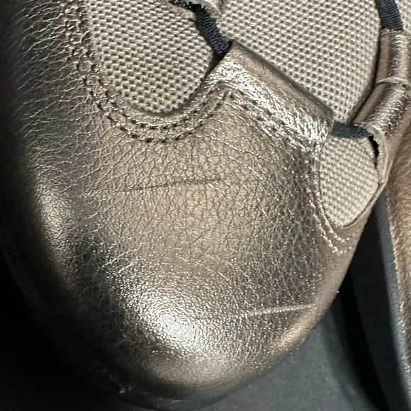 ECCO Women's Metallic Sneakers size 9.5 pre owned Exellent condition.