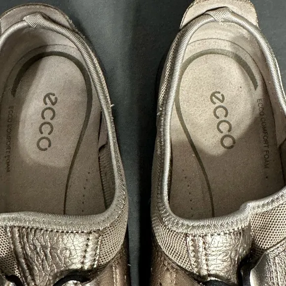 ECCO Women's Metallic Sneakers size 9.5 pre owned Exellent condition.