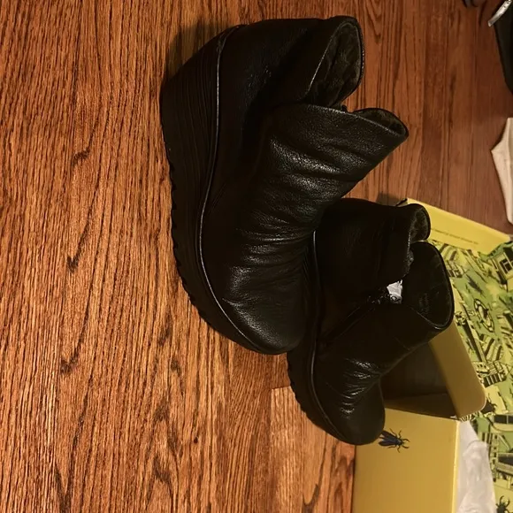 Elevate your style-Fly London’s Blk Leather 2.5 in Wedge Zip-Up Booties/Size 9.5