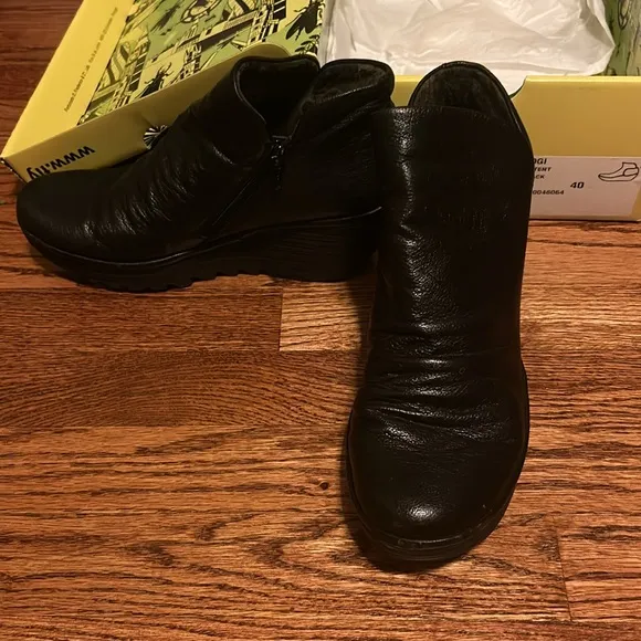 Elevate your style-Fly London’s Blk Leather 2.5 in Wedge Zip-Up Booties/Size 9.5