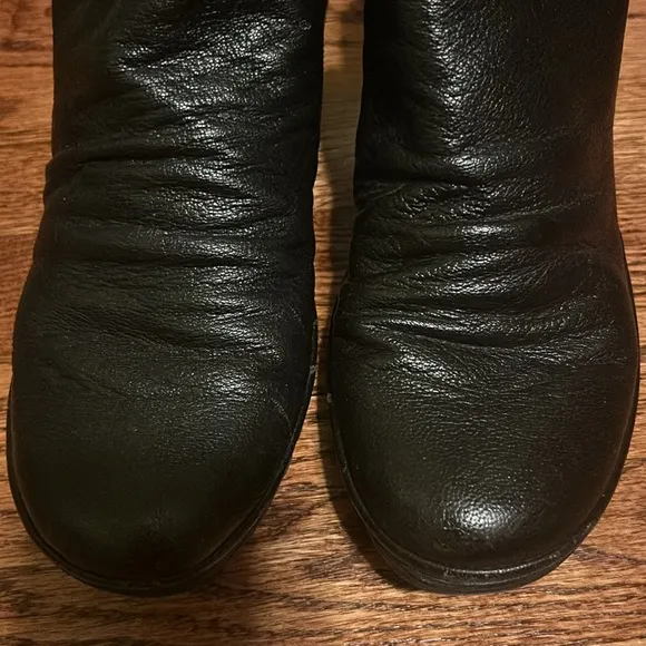 Elevate your style-Fly London’s Blk Leather 2.5 in Wedge Zip-Up Booties/Size 9.5