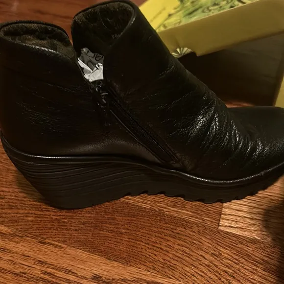 Elevate your style-Fly London’s Blk Leather 2.5 in Wedge Zip-Up Booties/Size 9.5