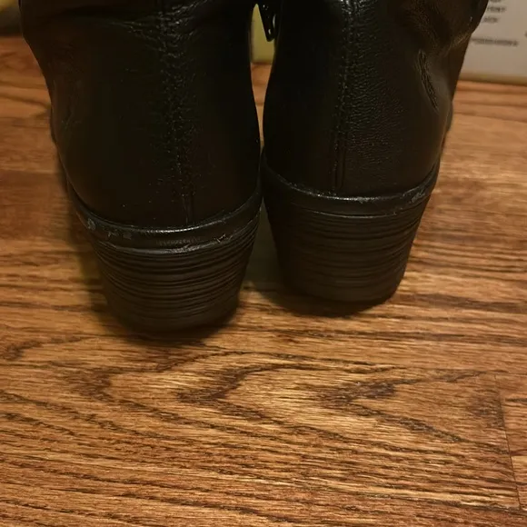 Elevate your style-Fly London’s Blk Leather 2.5 in Wedge Zip-Up Booties/Size 9.5