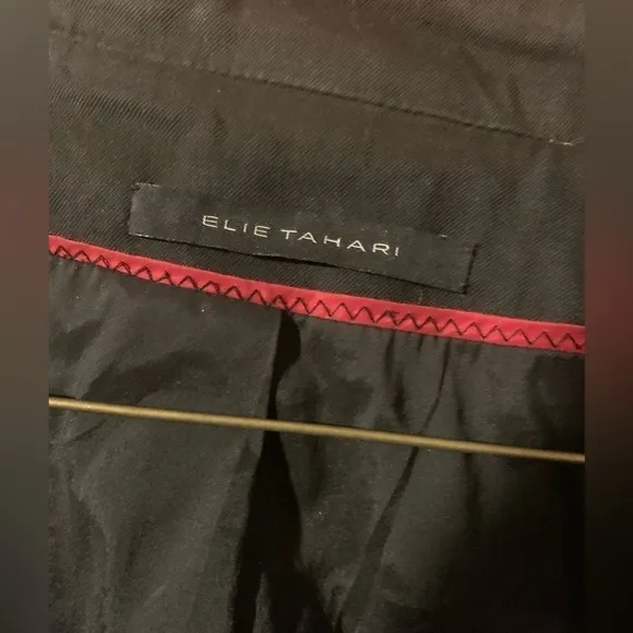 EUC Elie Tahari trench coat Large, snap closures with mandarin collar 99% cotton