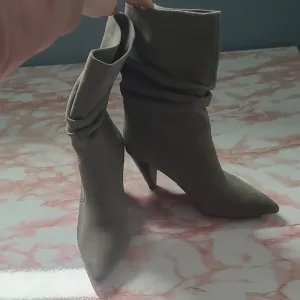 EUC Kensie Kenley Mid Calf Gray Suede Slouch Heeled Boots Sz 8M