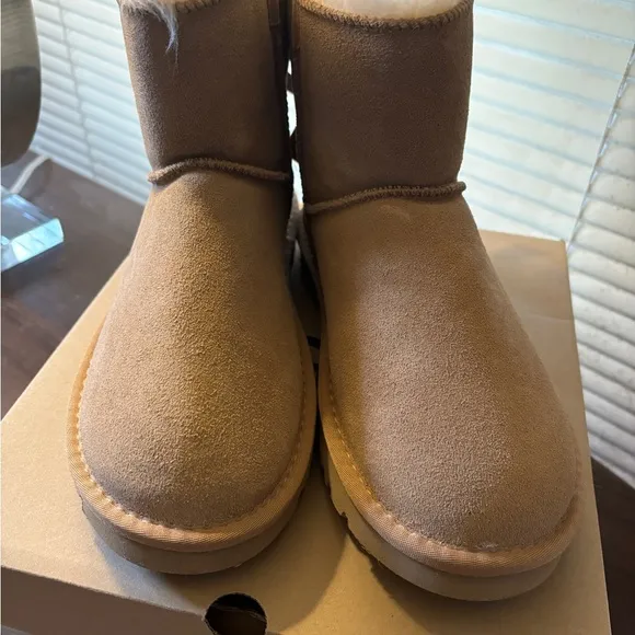Fits like 8 1/2 LV DIY UGGS NWT