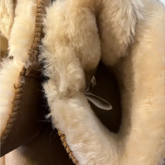 Fits like 8 1/2 LV DIY UGGS NWT