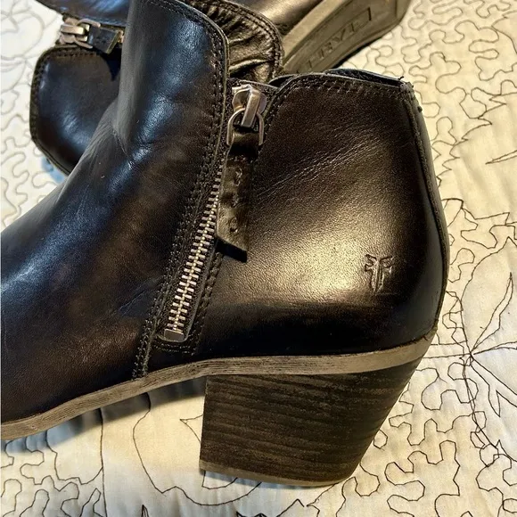 FRYE  JUDITH  Leather Double ZipAnkle Boots in Black  Sz 9