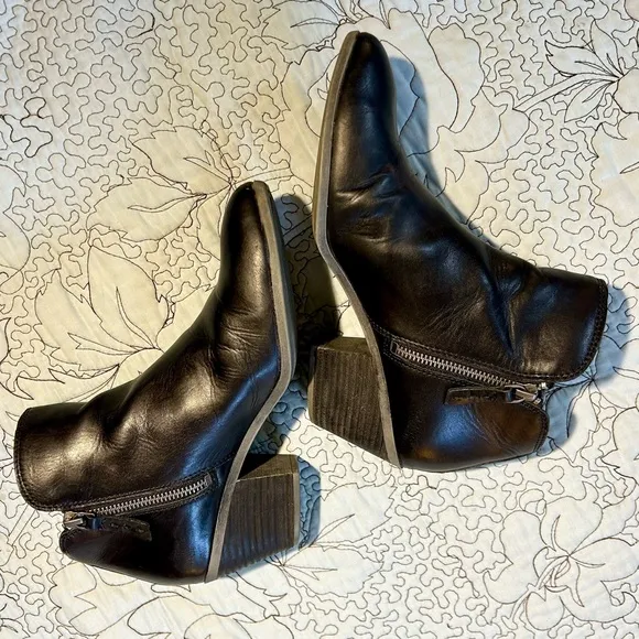 FRYE  JUDITH  Leather Double ZipAnkle Boots in Black  Sz 9
