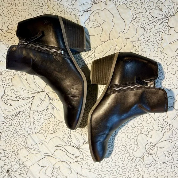 FRYE  JUDITH  Leather Double ZipAnkle Boots in Black  Sz 9