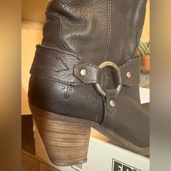 Frye Taylor Harness Women's Black leather slouch Boots Size 8 beautiful with Box