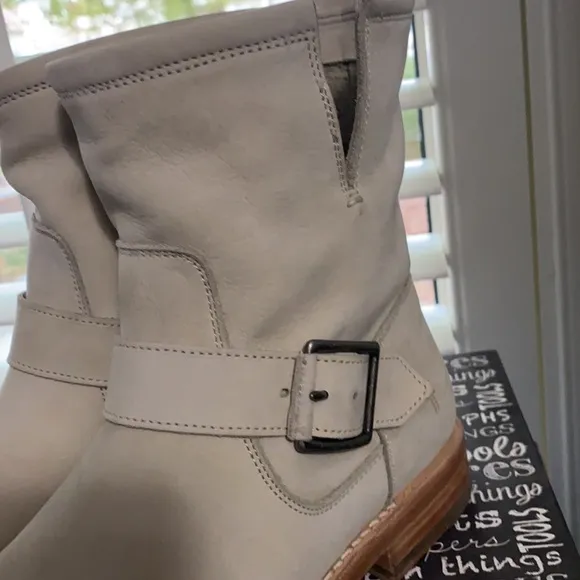 Frye Veronica leather booties size 6