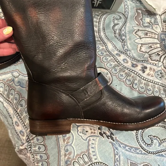 Frye Veronica shortie LIKE NEW!