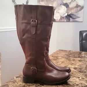 GH Bass NIB Women Josie Brown Faux Leather Riding Boots w/ Stretch Size US 8
