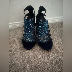 Gucci satin heels with blue crystal open toe size 40 zipper back, midnight blue