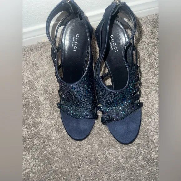 Gucci satin heels with blue crystal open toe size 40 zipper back, midnight blue