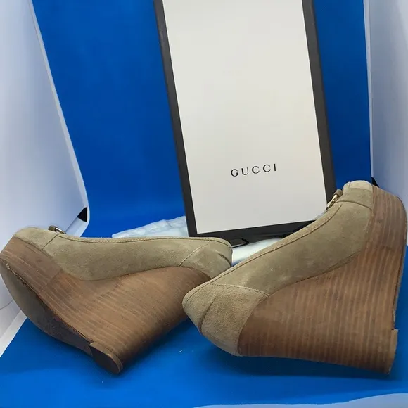 Gucci Women's Shoes 212901, Size EU 36C,6 US 6 UK 4- Beige/Tan suede horsebit