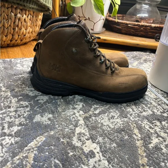 Helly Hansen Waterproof Nubuck Hiking Boots – Men’s Durable Outdoor Footwear