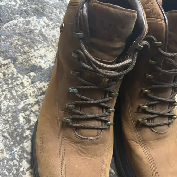 Helly Hansen Waterproof Nubuck Hiking Boots – Men’s Durable Outdoor Footwear