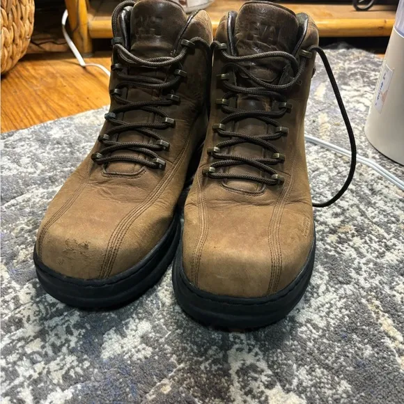 Helly Hansen Waterproof Nubuck Hiking Boots – Men’s Durable Outdoor Footwear