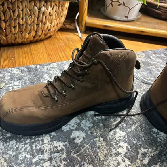 Helly Hansen Waterproof Nubuck Hiking Boots – Men’s Durable Outdoor Footwear