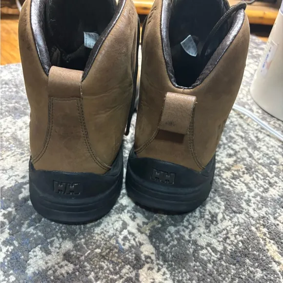 Helly Hansen Waterproof Nubuck Hiking Boots – Men’s Durable Outdoor Footwear