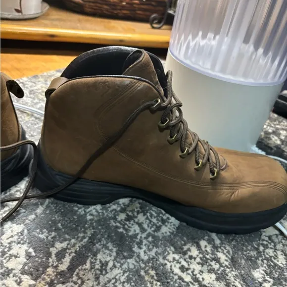 Helly Hansen Waterproof Nubuck Hiking Boots – Men’s Durable Outdoor Footwear