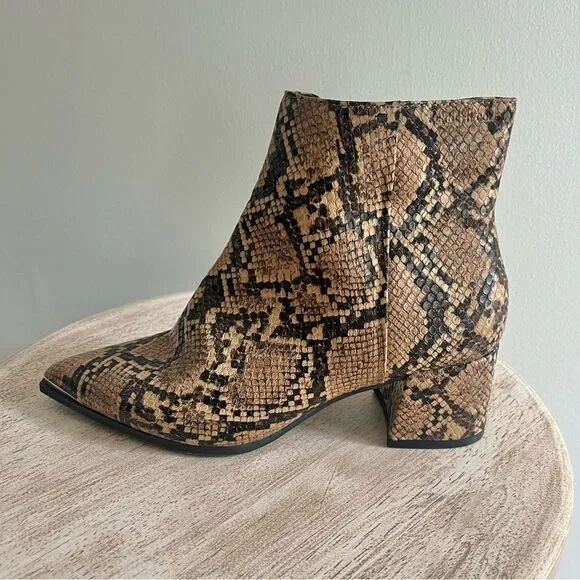Kenneth Cole Roanne Snake Print Pointed Toe Side Zipper Heeled Boots size 6 NWOB