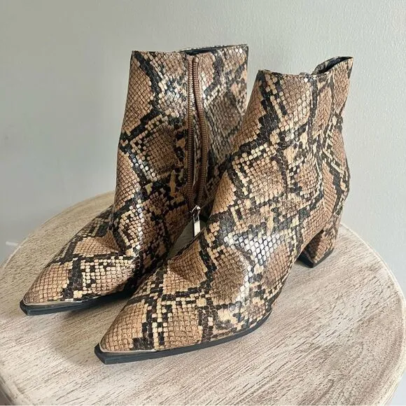 Kenneth Cole Roanne Snake Print Pointed Toe Side Zipper Heeled Boots size 6 NWOB