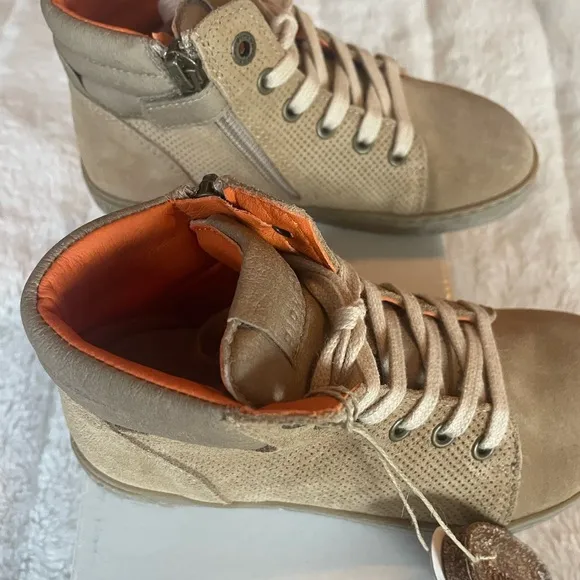 Kids Bartlett Birkenstock Boots size 11-11.5 New in Box Suede Sand