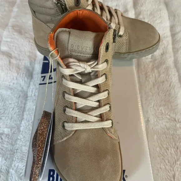 Kids Bartlett Birkenstock Boots size 11-11.5 New in Box Suede Sand
