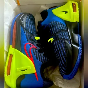 LEBRON WITNESS SIX KIDS SIZE 3.5