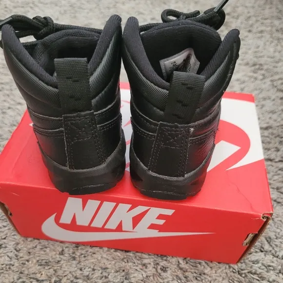 LIKE NEW  Nike Manoa LTR Sneaker boots shoes 4c