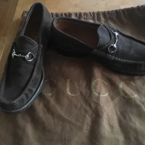 Lk NW GUCCI Classic Brown Suede Horse Bit Loafers