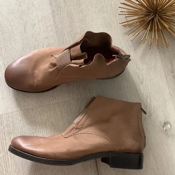 M Maccari shoes leather boots size 39 tan brown ruched distressed zipper NWOT