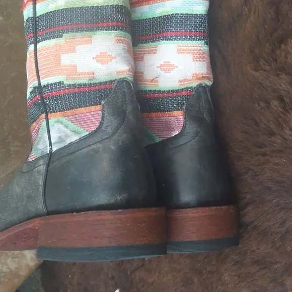 MACIE BEAN M9081 &quot;Black Cracktacular&quot; Serape square toe cowgirl boots sz 6 EUC