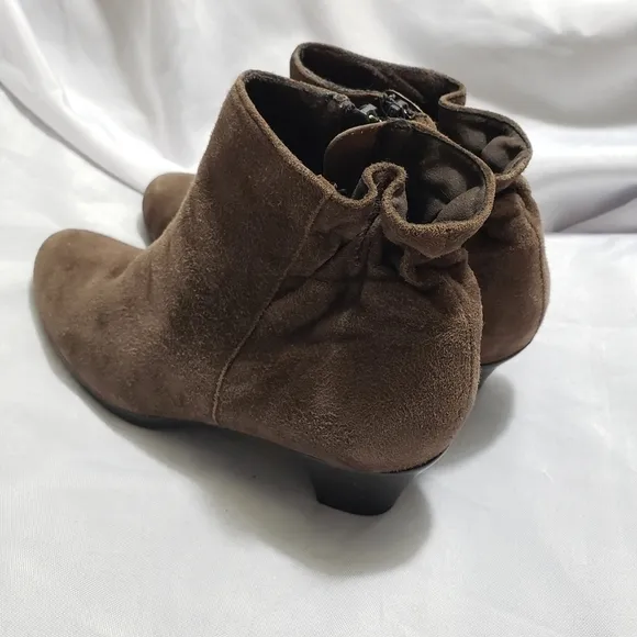 Munro Alfie Brown Suede Ankle Boots Womens Size 7 Ruched Back 2 Inch Heel