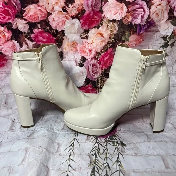 Naturalizer Berri Off White Ankle Boots size 10w