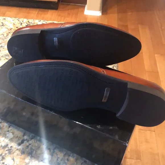 New and never worn Brown Magnanni size 12 wingtip men’s shoes.
