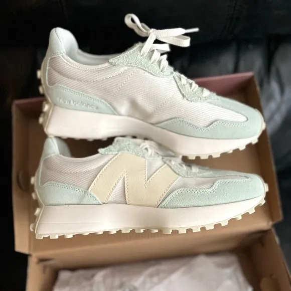 New Balance 327 Casual Women's Sneakers Shoes White Light Mint size 8 NEW