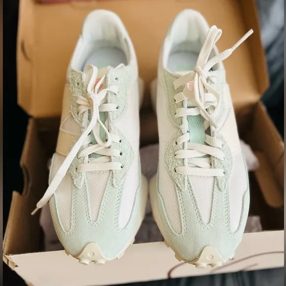 New Balance 327 Casual Women's Sneakers Shoes White Light Mint size 8 NEW