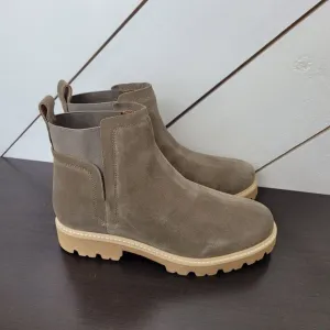 NEW Journee Signature  Womens Size 8 Bristol Taupe Suede Ankle Boots 5CT